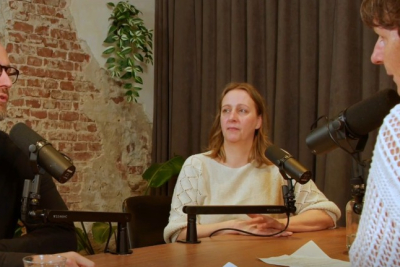Irma Elsinga, triagist bij Coördinatiepunt Ouderenzorg Friesland en Lodewijk Oostra, regionaal programmamanager van het regionale coördinatiepunt in gesprek voor de podcast