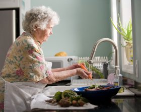 Dame in keuken 