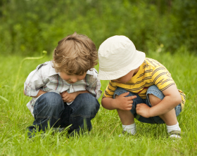 Twee kindjes in gras