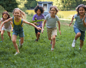Jeugd kinderen rennen in gras 