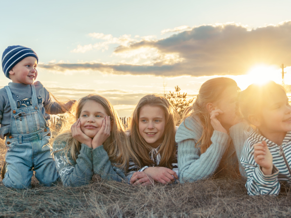 Vijf kinderen op een rij